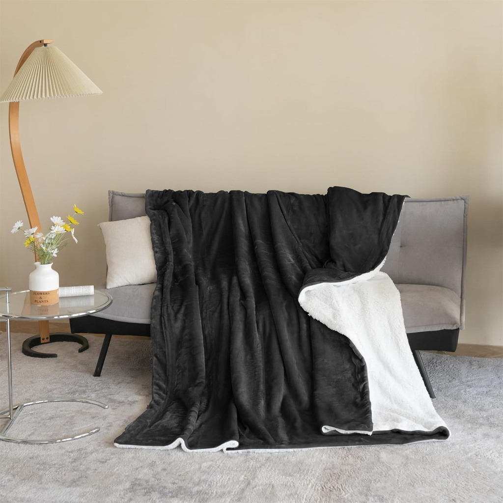 Plaid Douillet, 150 x 200 cm, Noire, Couverture en Polaire, Couverture Sherpa, jeté de canapé, Chaude et Douce pour l'hiver