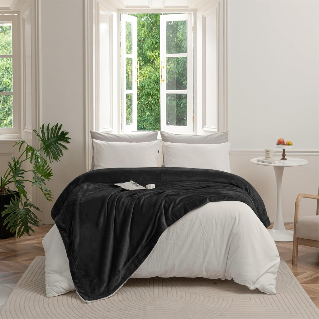 Plaid Douillet, 150 x 200 cm, Noire, Couverture en Polaire, Couverture Sherpa, jeté de canapé, Chaude et Douce pour l'hiver