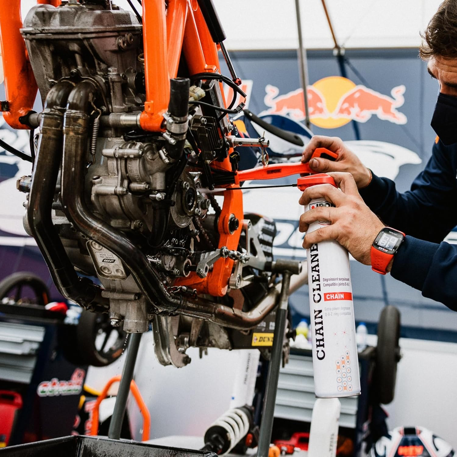 IPONE – Dégraissant Chaine Moto - Chain Cleaner – Diffuseur Multi-positions 750 ml – Efficace Contre les Graisses les Plus Tenaces – Nettoie et Fait Briller - Pulvérisation Puissante